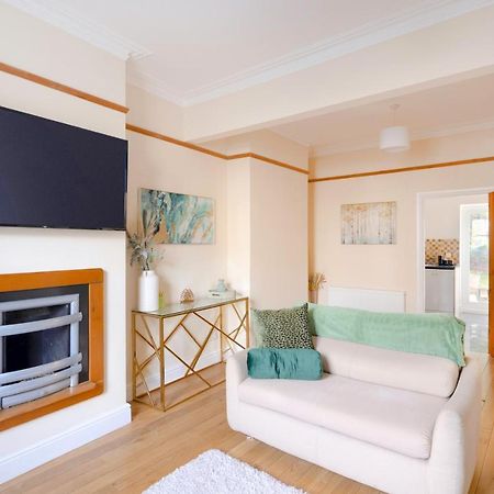 Вілла Stylish House In Wimbledon Лондон Екстер'єр фото