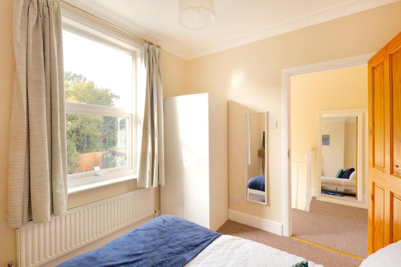 Вілла Stylish House In Wimbledon Лондон Екстер'єр фото