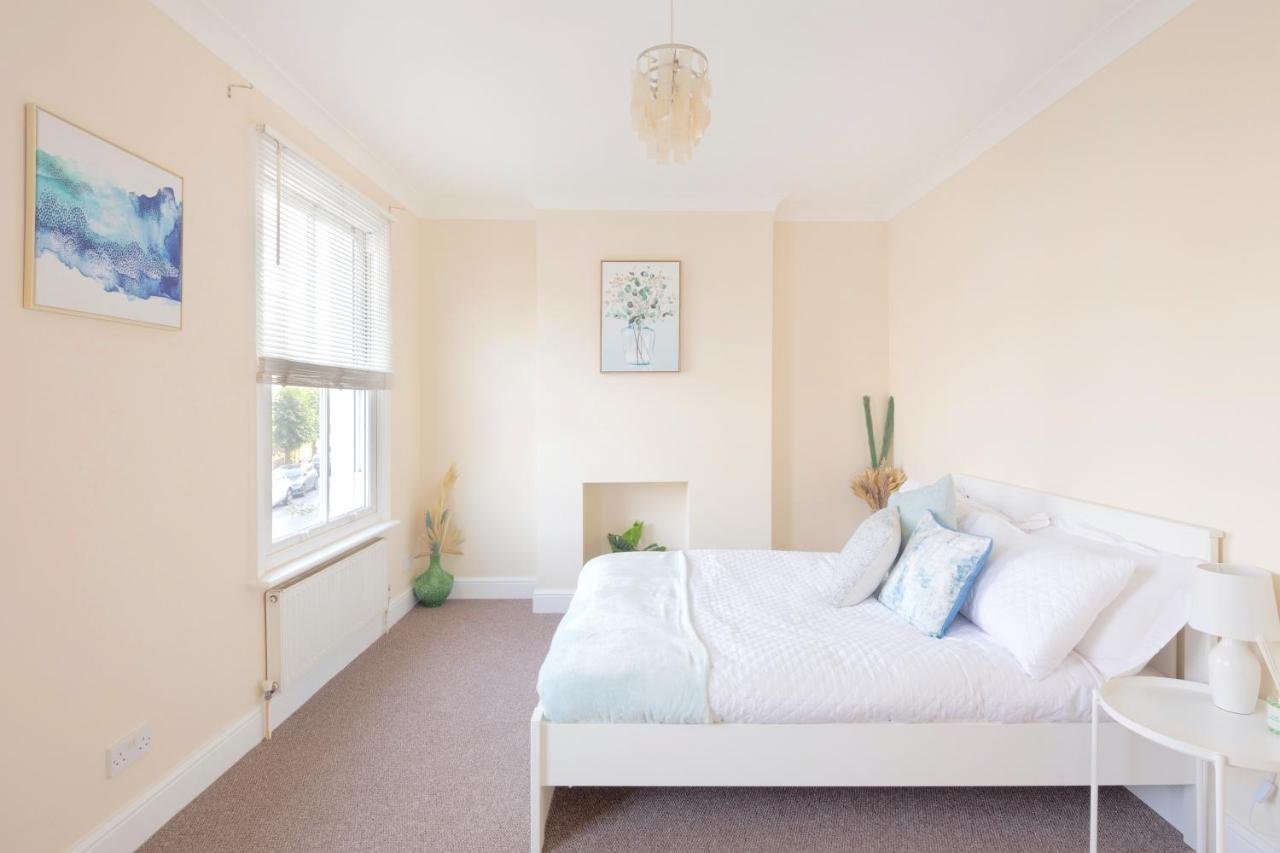 Вілла Stylish House In Wimbledon Лондон Екстер'єр фото