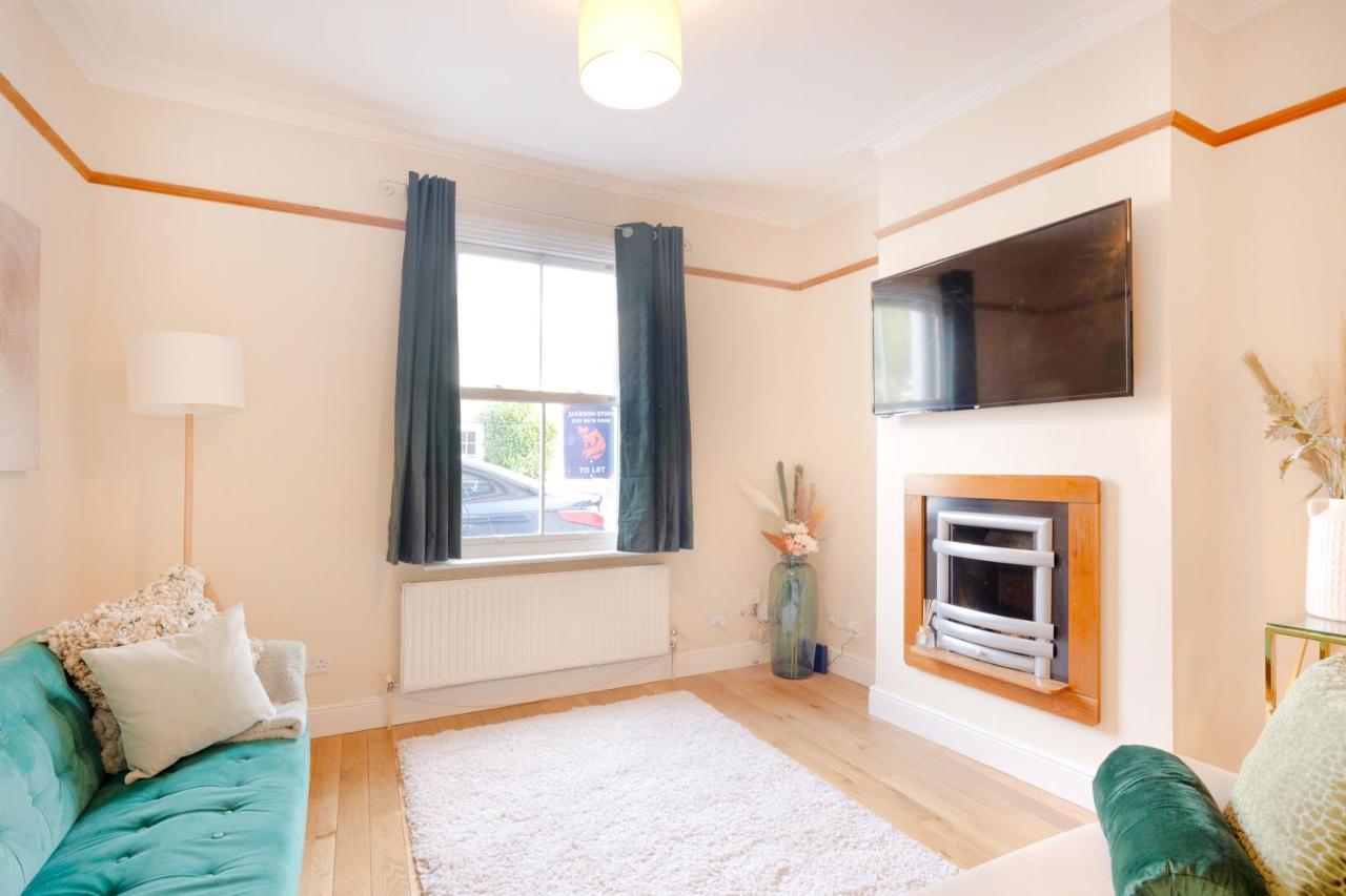 Вілла Stylish House In Wimbledon Лондон Екстер'єр фото