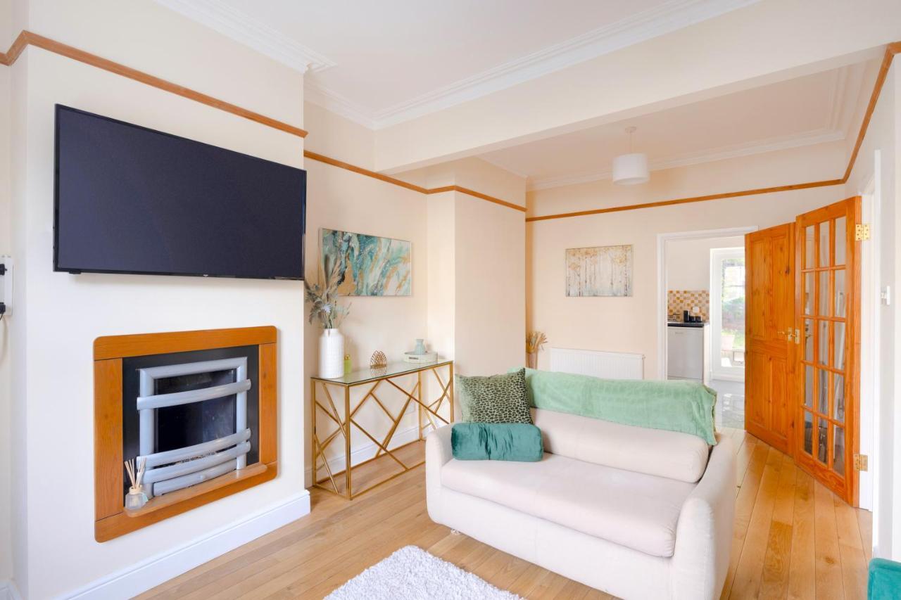 Вілла Stylish House In Wimbledon Лондон Екстер'єр фото