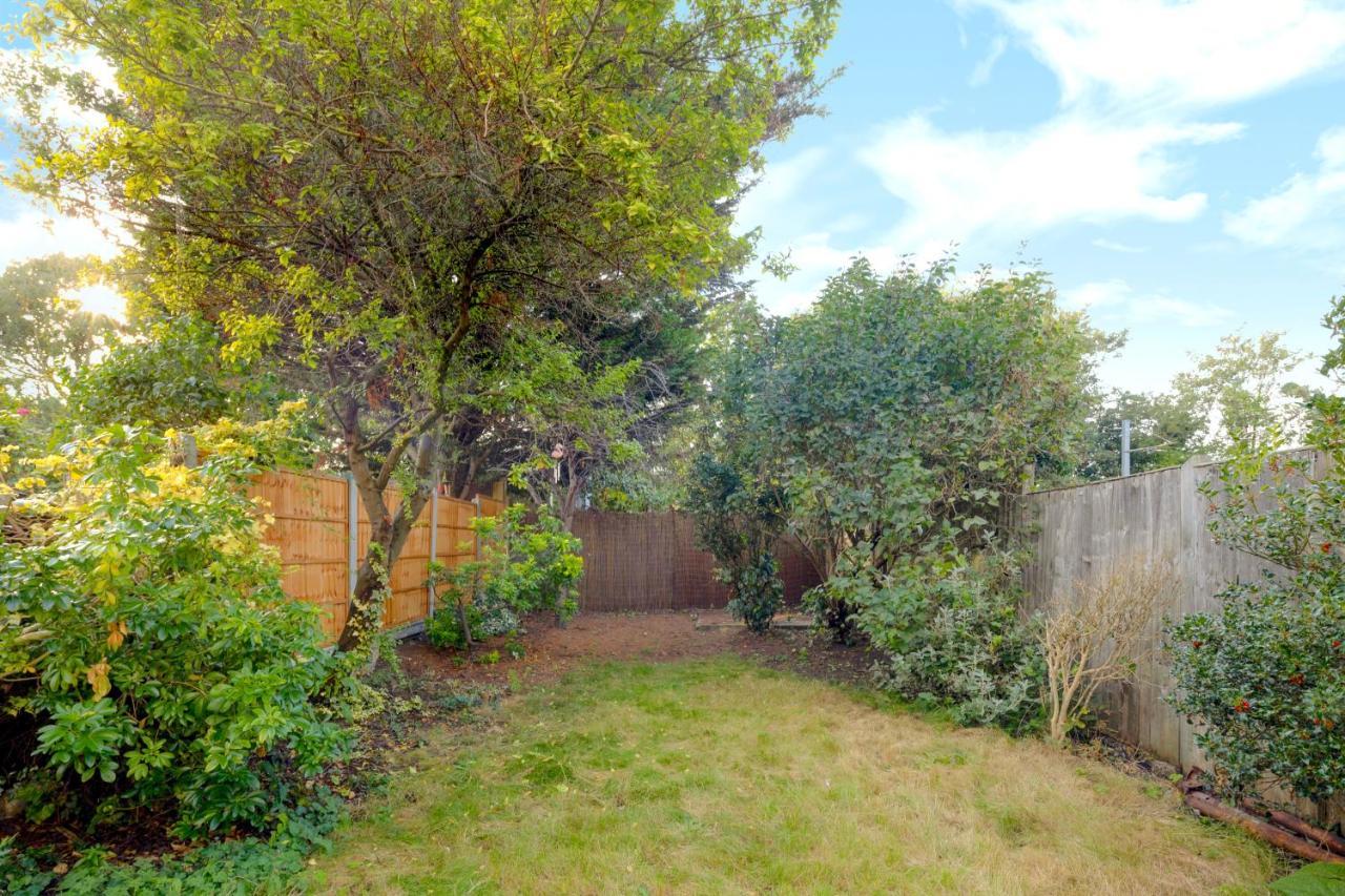 Вілла Stylish House In Wimbledon Лондон Екстер'єр фото