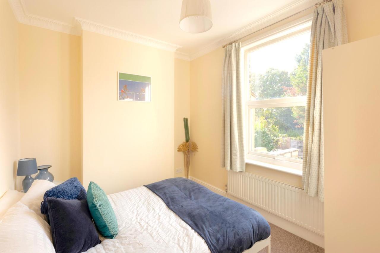 Вілла Stylish House In Wimbledon Лондон Екстер'єр фото