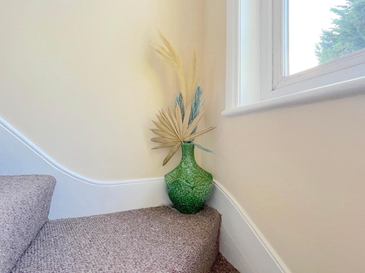 Вілла Stylish House In Wimbledon Лондон Екстер'єр фото