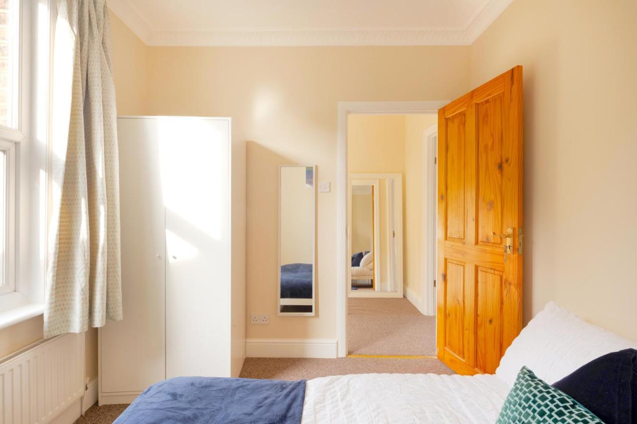 Вілла Stylish House In Wimbledon Лондон Екстер'єр фото