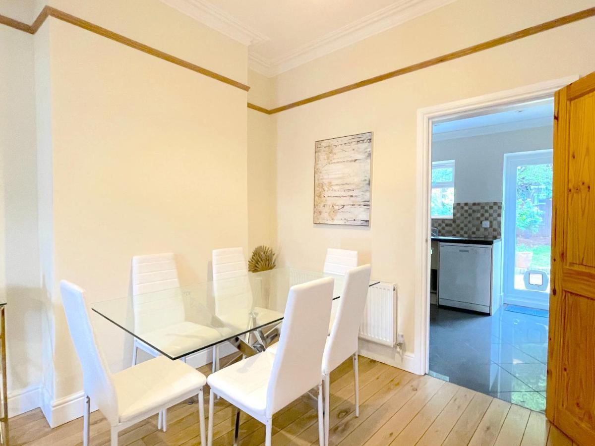 Вілла Stylish House In Wimbledon Лондон Екстер'єр фото